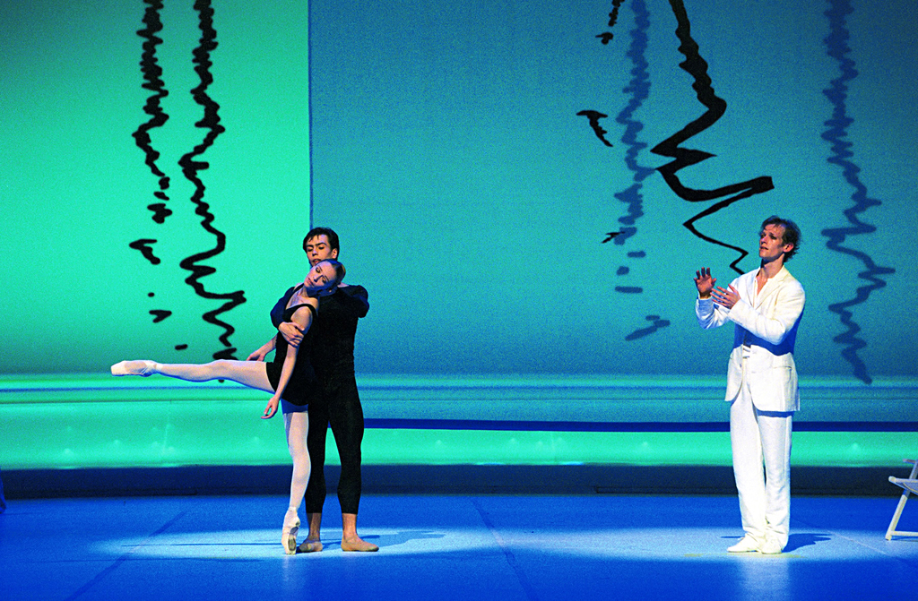 tanečník držící tanečnici, vpravo tleskající tanečník