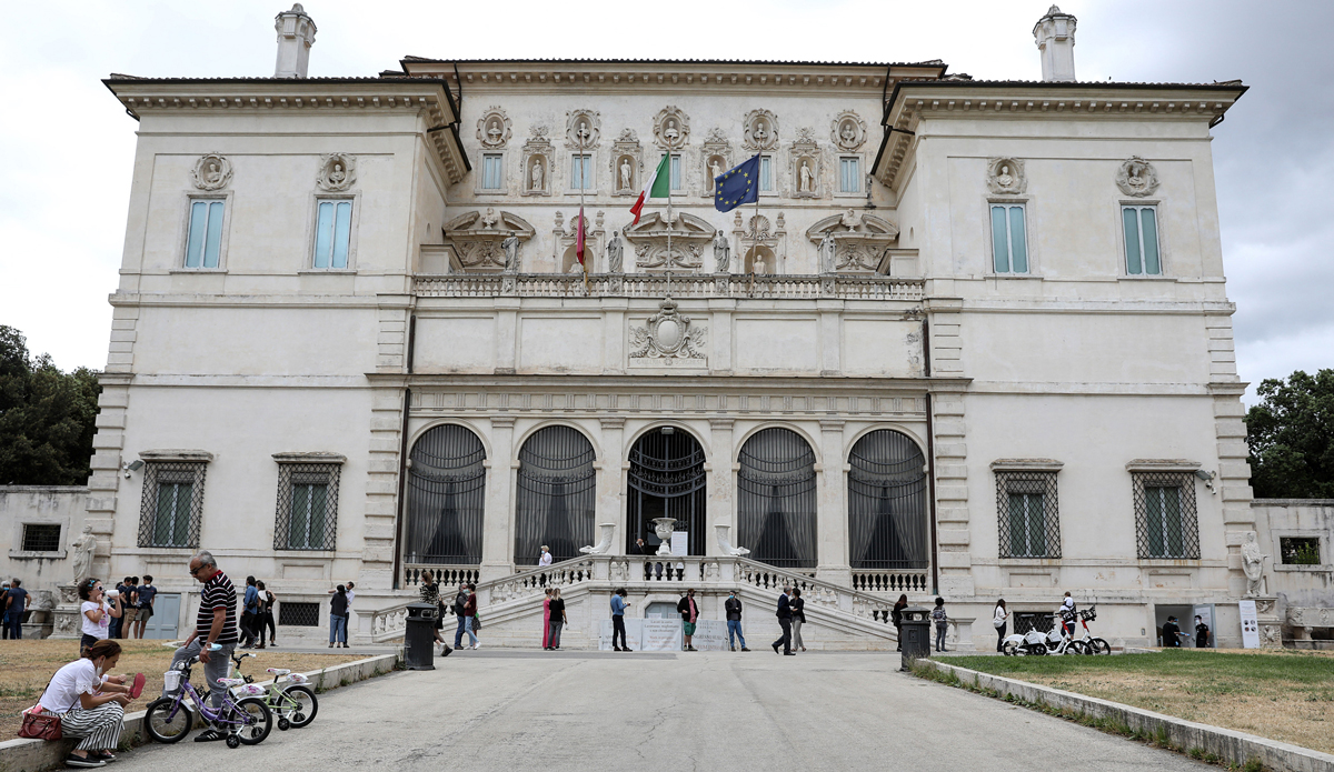 Galleria Borghese a čekající lidé v rozestupech