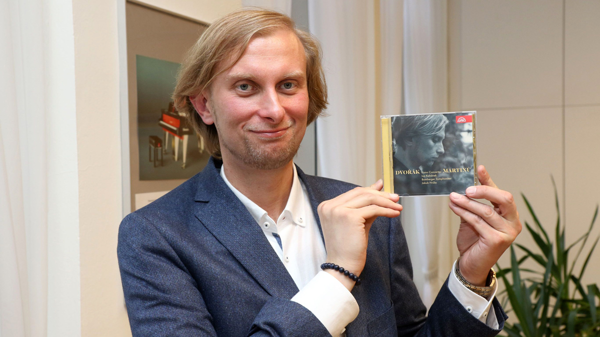 Ivo Kahánek drží v rukou album