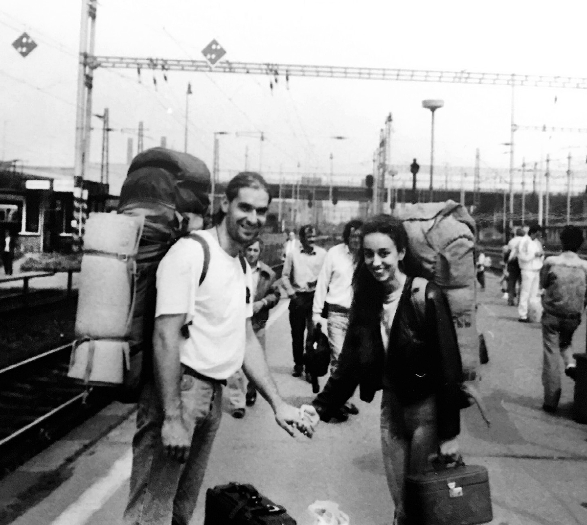 Tomáš Etzler s&nbsp;přítelkyní Lucií s&nbsp;batohy na nádraží