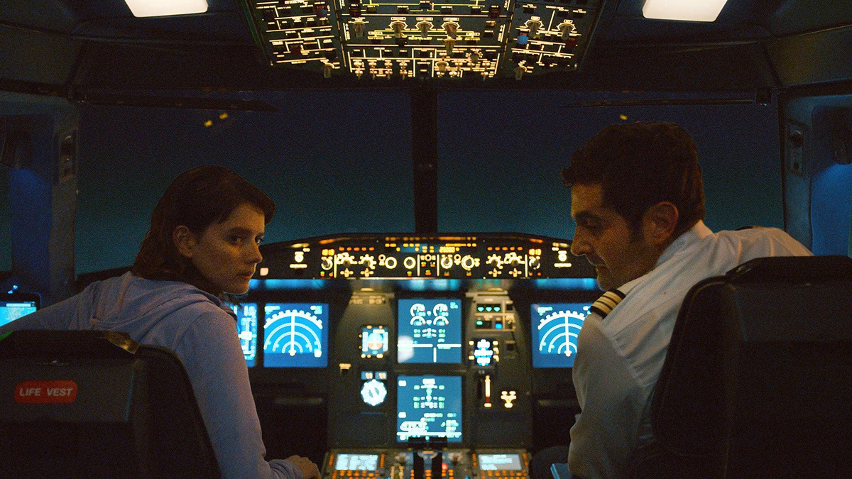pilot a žena v pilotní kabině