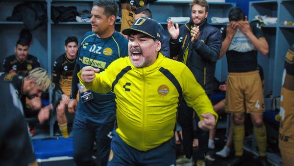 hecující Diego Maradona v šatně týmu Dorados de Sinaloa