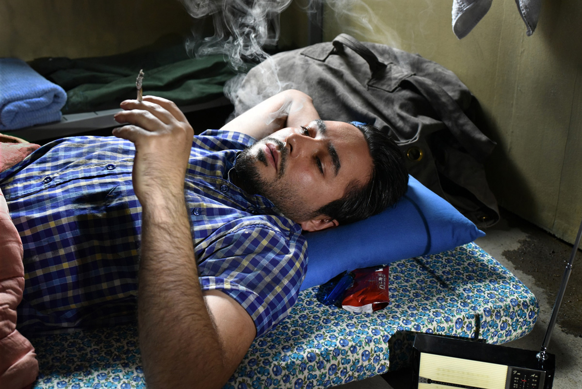 Sherwan Haji leží a&nbsp;kouří