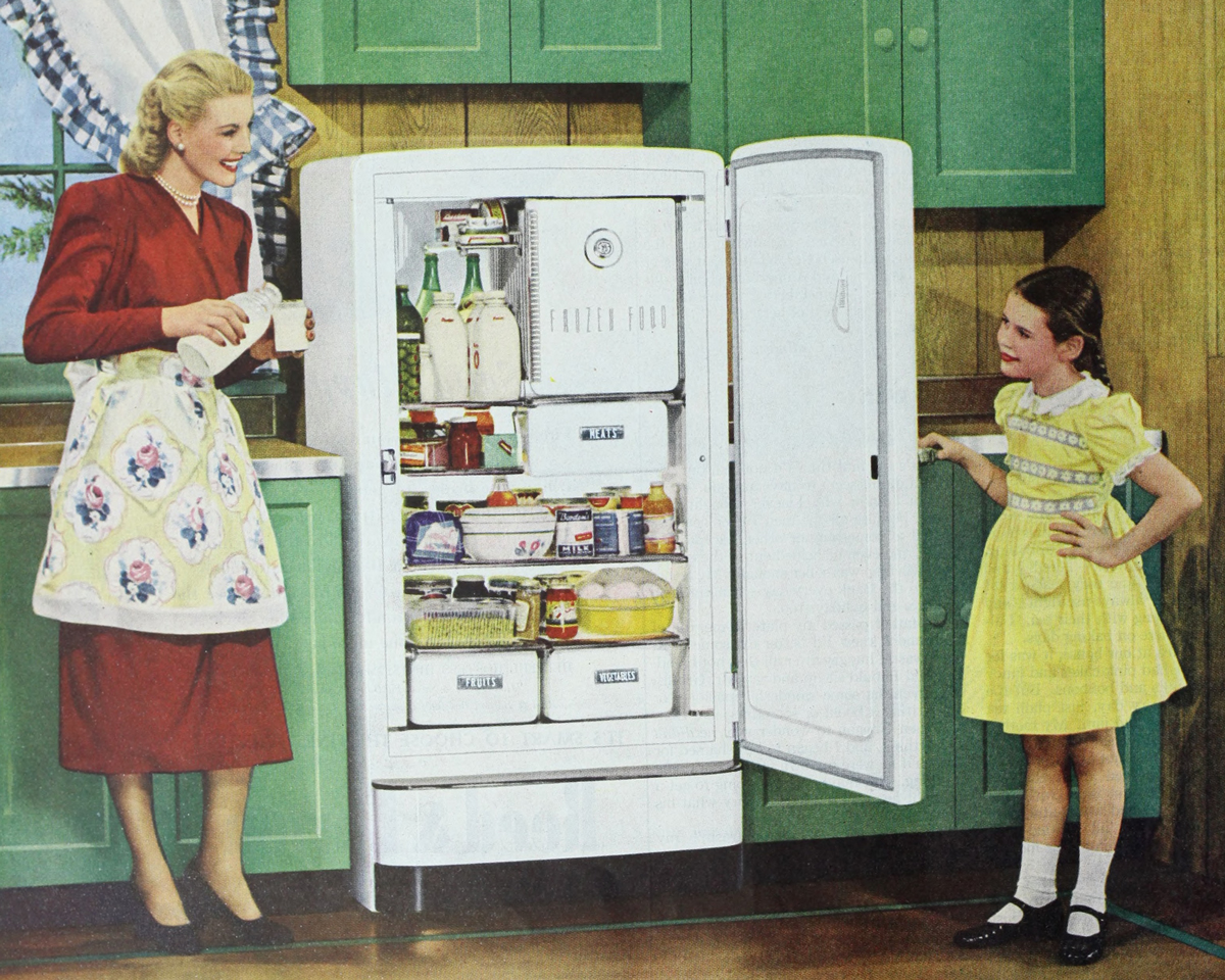 maminka nalévá holčičce mléko do sklenice před otevřenou lednicí
