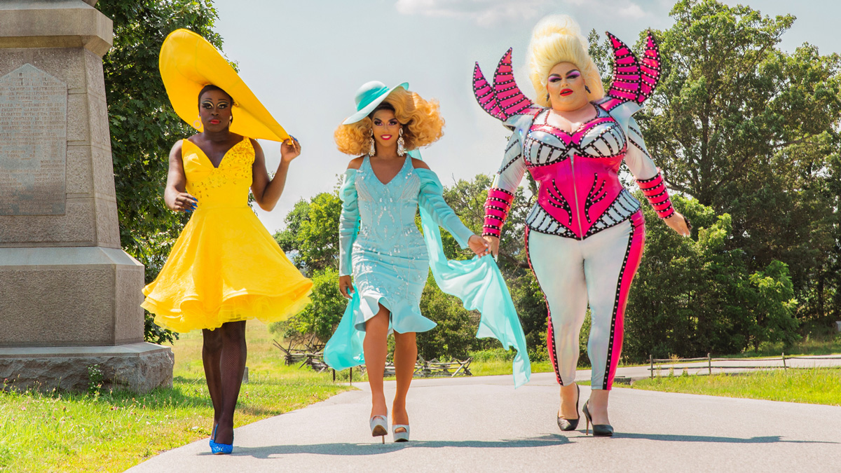 drag queens kráčejí parkem