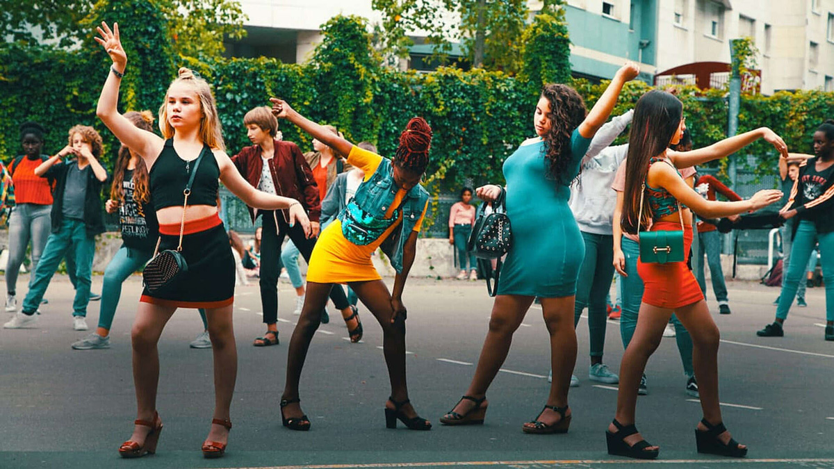 dívky tančící na ulici