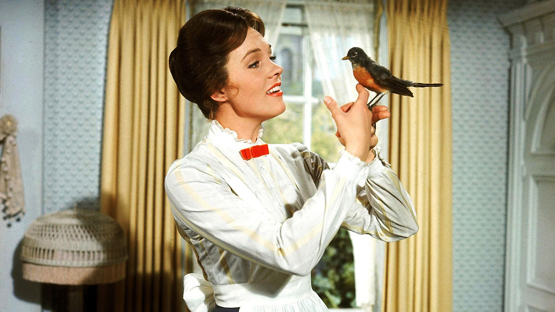 Julie Andrewsová drží na ruce ptáčka