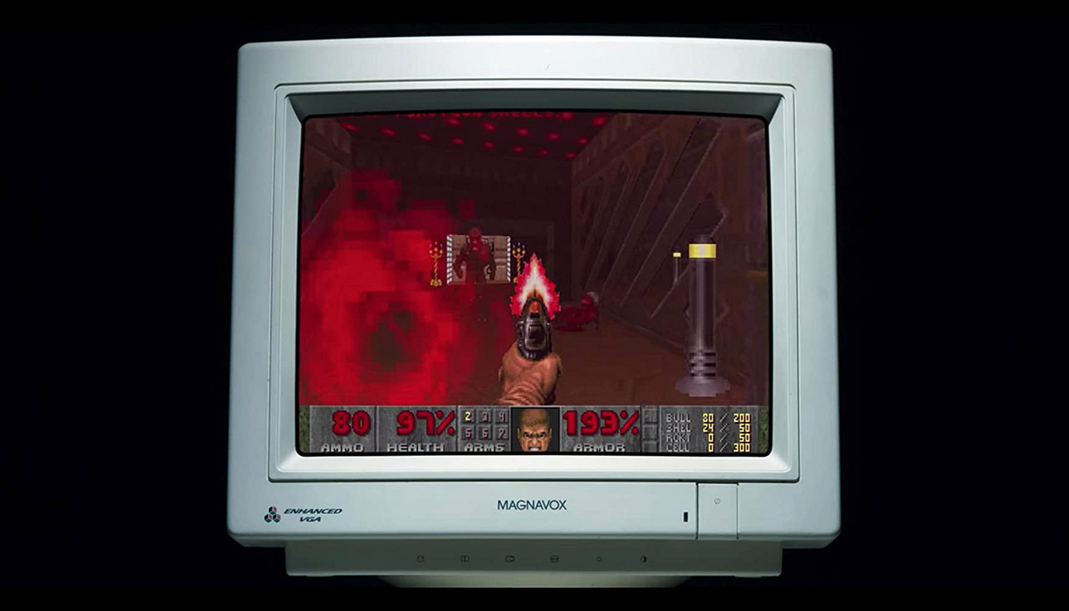 Starý monitor s otevřenou počítačovou hrou