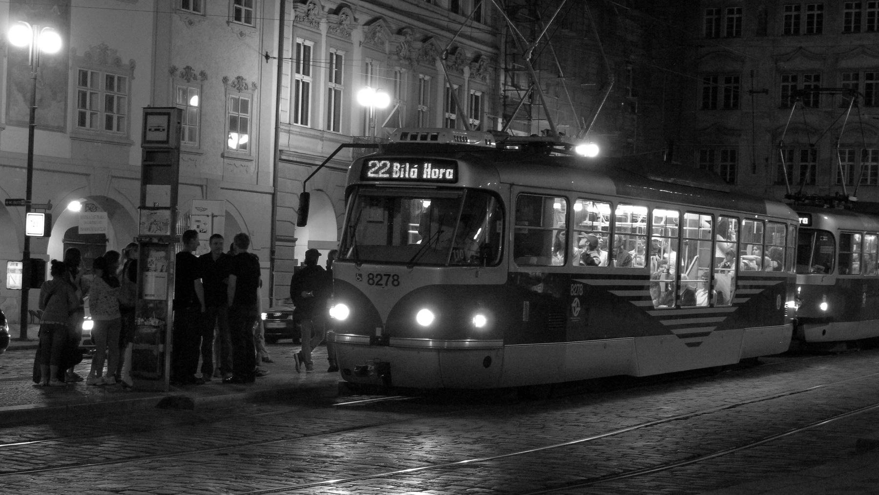 tramvaj číslo 22 na Malostranském náměstí
