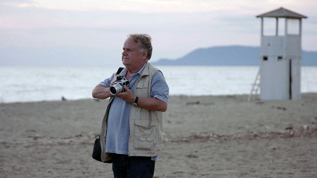 Jan Jedlička s&nbsp;fotoaparátem na pláži