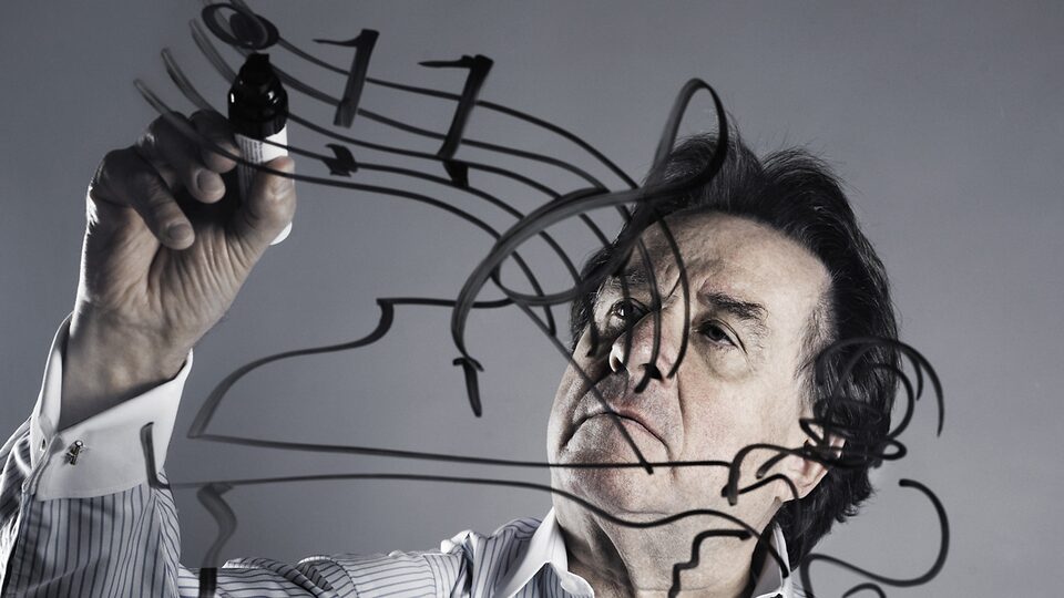 Rudolf Buchbinder píše notový zápis na sklo