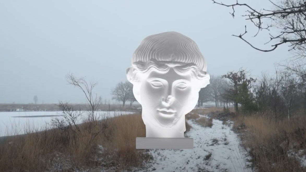 zimní cesta, nad ní se vznáší hlava antické sochy