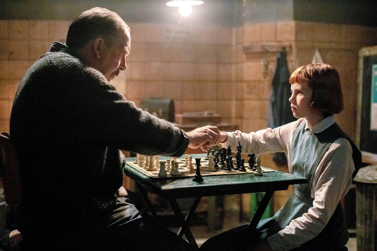 muž a&nbsp;holčička hrají šachy