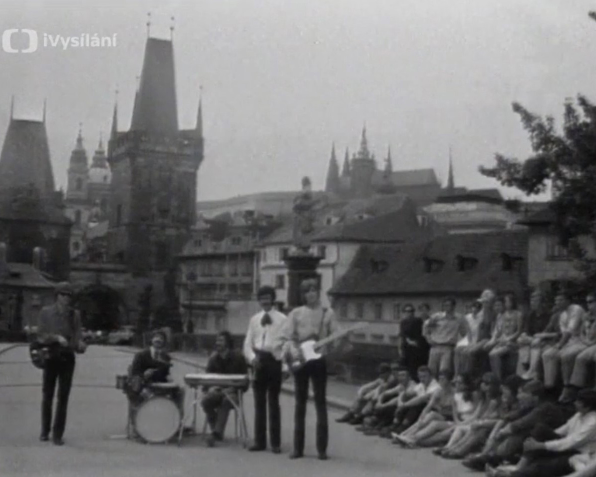 kapela hrající na Karlově mostě