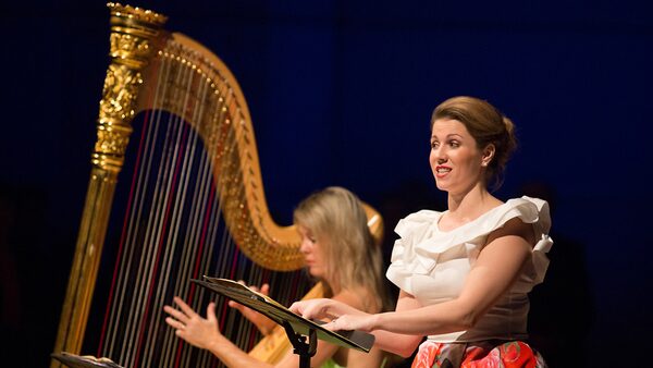 zpívající Kateřina Kněžíková, v pozadí Kateřina Englichová hrající na harfu