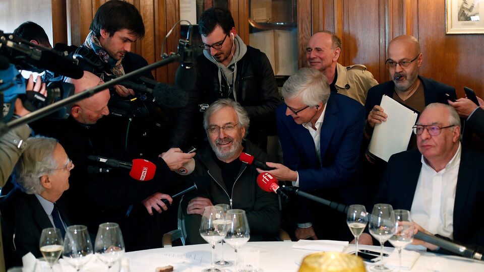 Jean-Paul Dubois v obležení novináři
