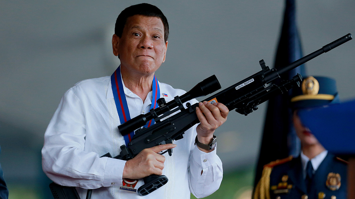 Rodrigo Duterte s puškou
