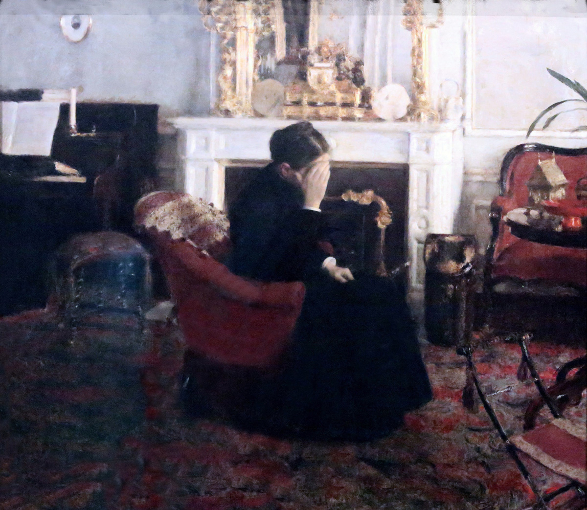 obraz salonu a ženy sedící v křesle