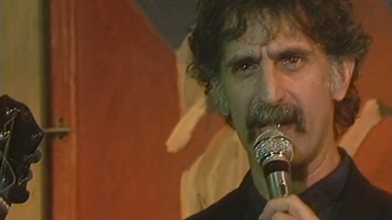 Frank Zappa zpívá do mikrofonu