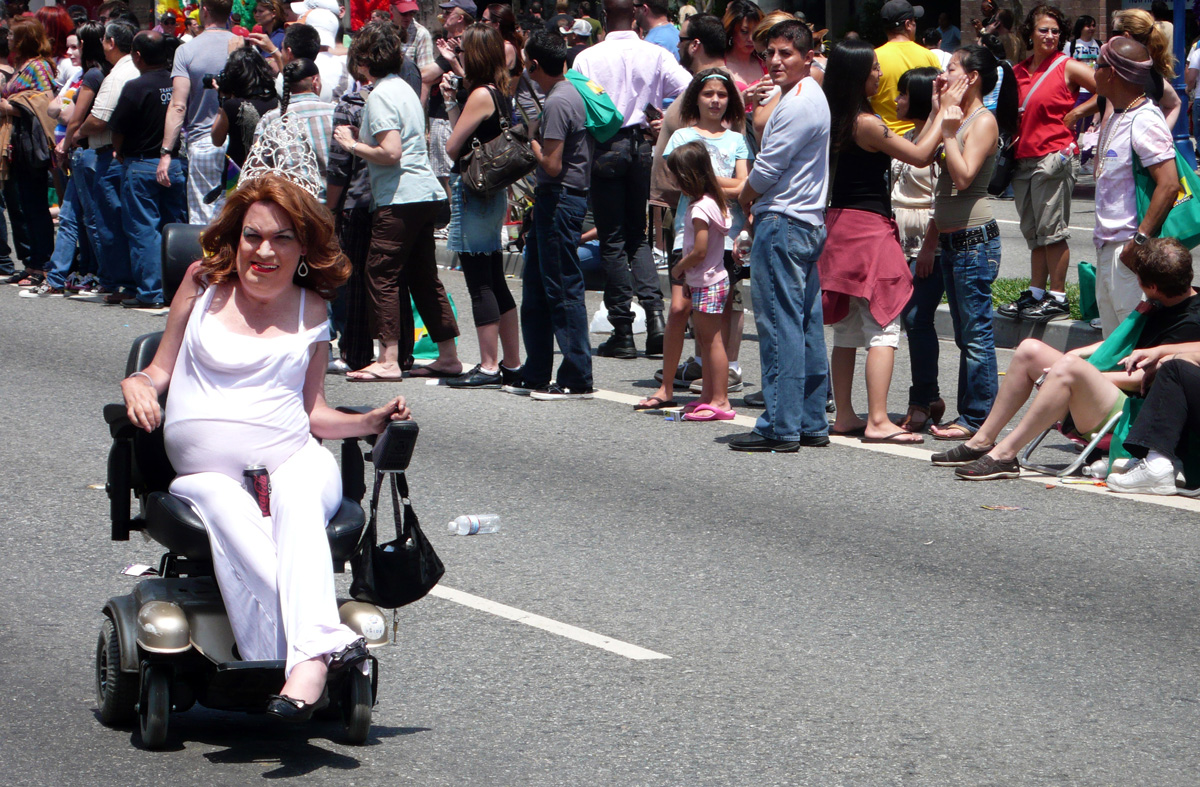 Goddess Bunny na elektrickém invalidním vozíku
