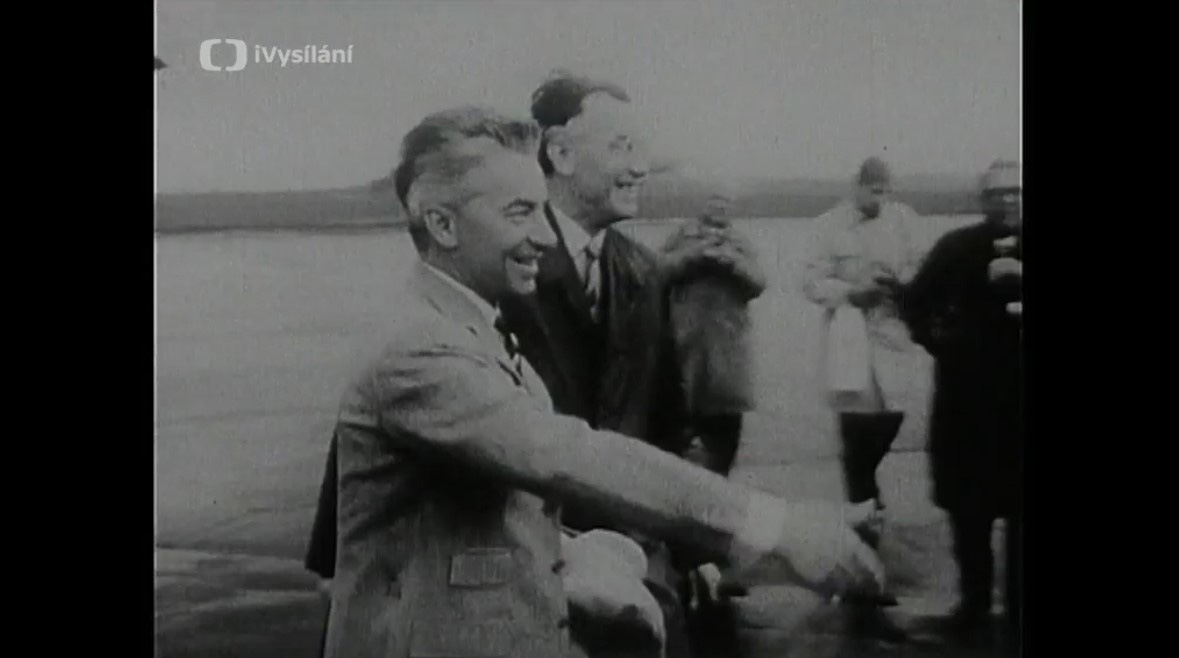 Karajan se vítá s kolegy na letišti