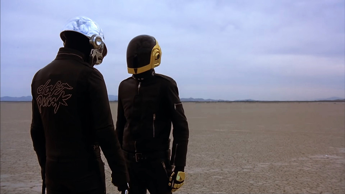 dvojice v robotických helmách na poušti