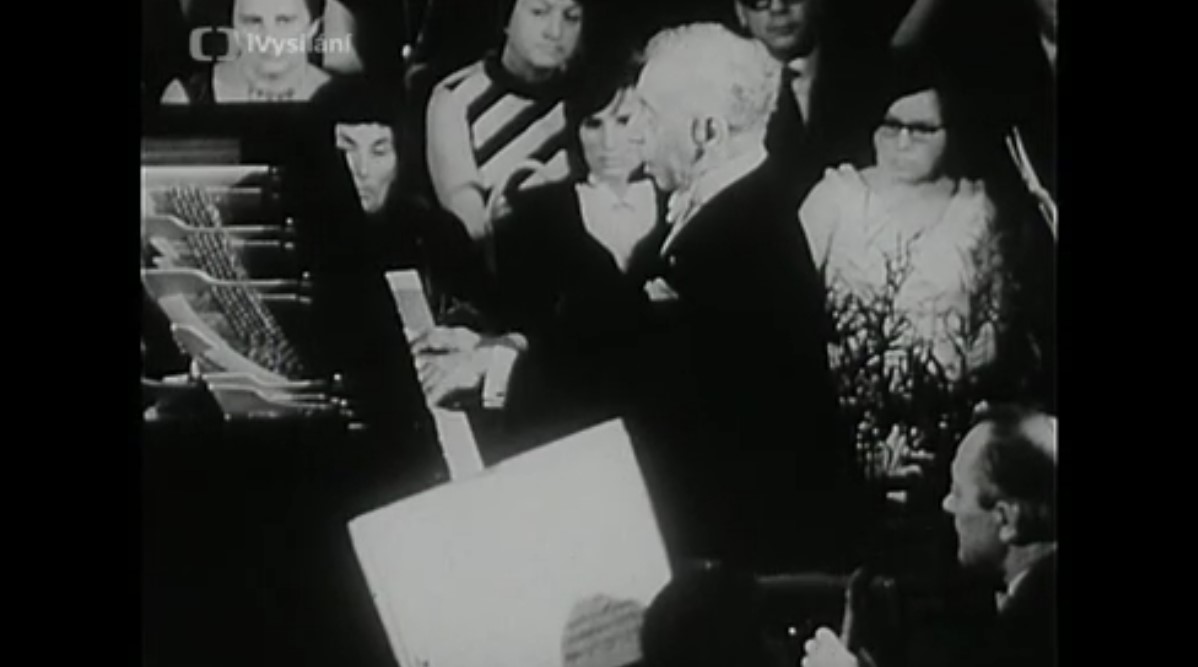 Arthur Rubinstein hraje na klavír