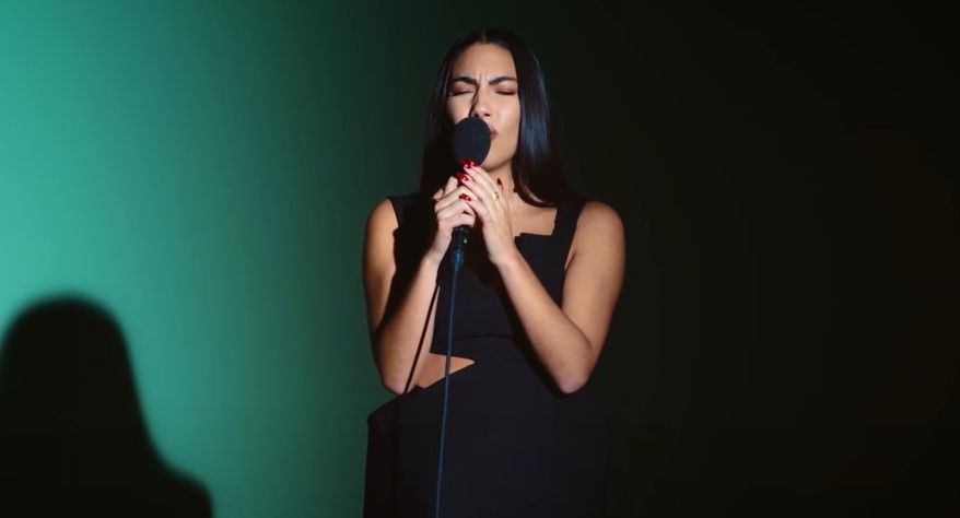 María zpívá