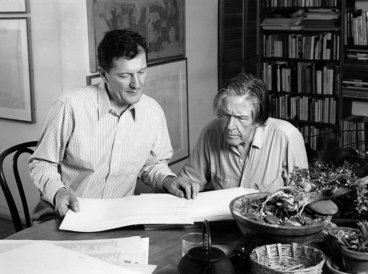 Petr Kotík a&nbsp;John Cage studují partituru