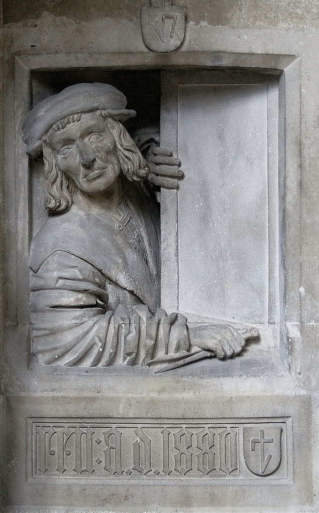 plastika muže vyhlížejícího ze středověkého okna