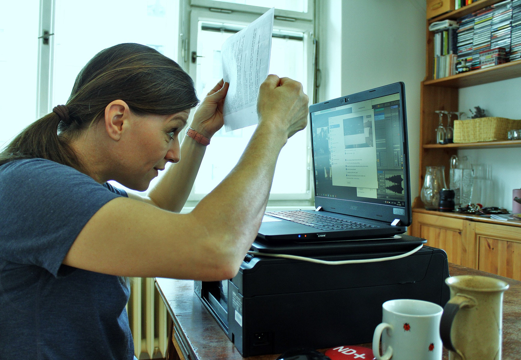 žena ukazuje papír do monitoru