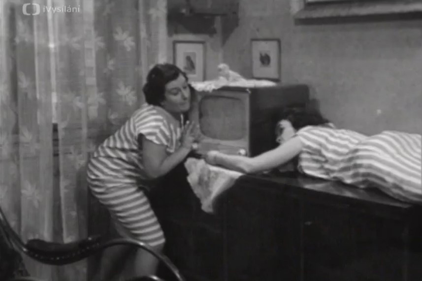 dvě ženy držící televizor