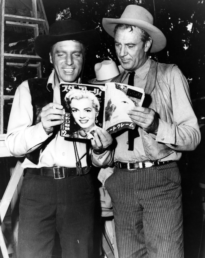Gary Cooper a&nbsp;Burt Lancaster čtou společně časopis