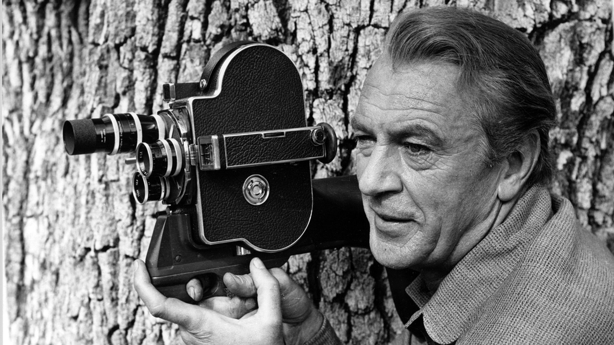 Gary Cooper držící ruční kameru