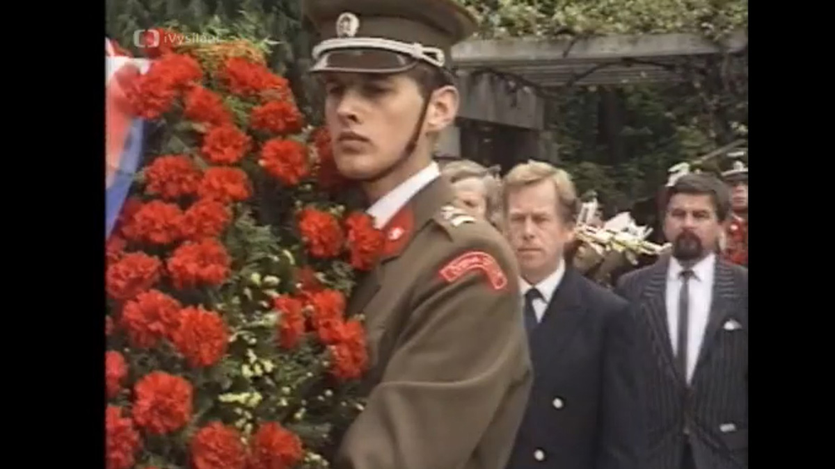 vojáci nesoucí věnce, za nimi jdou politici, v popředí Václav Havel