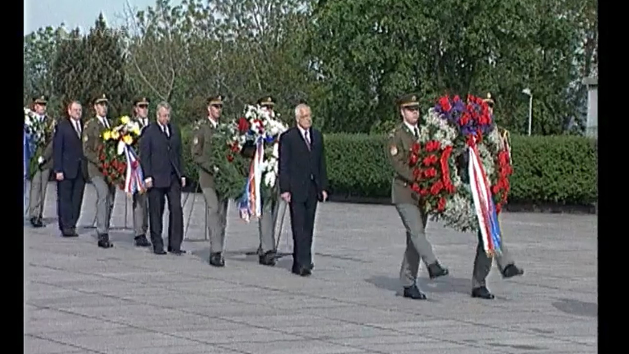 vojáci nesoucí věnce, mezi nimi politici, včetně Václava Klause