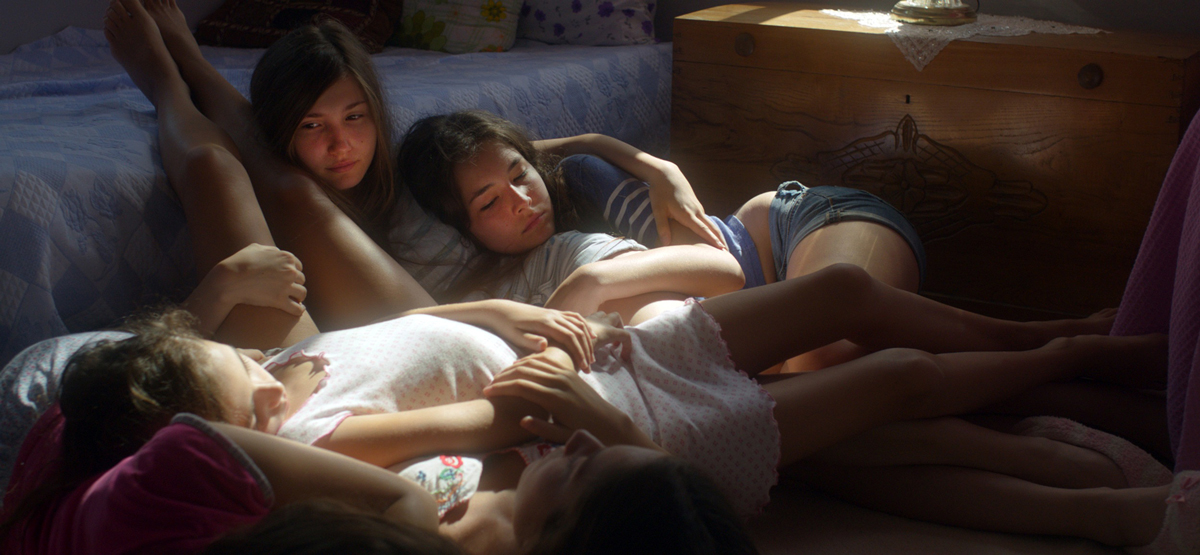 dívky schoulené mezi sebe v posteli