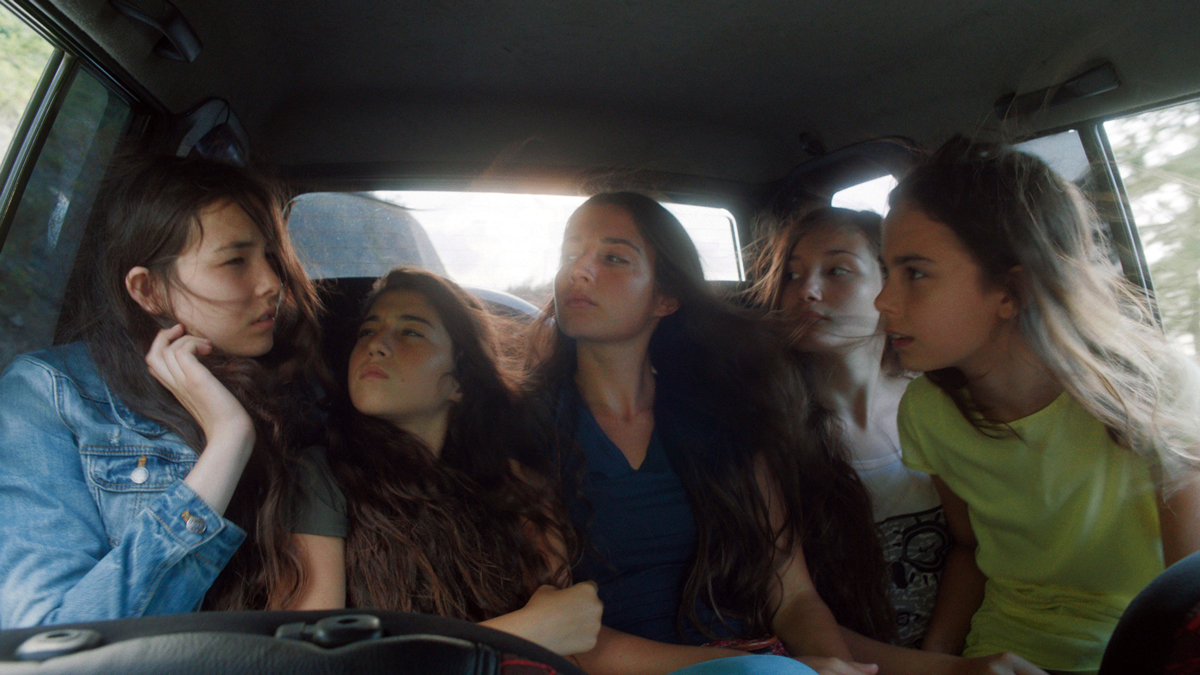 pět dívek na zadním sedadle auta