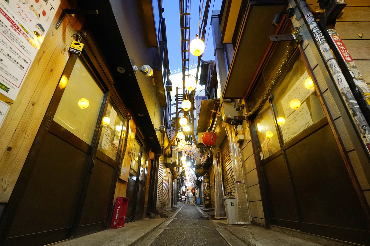 Pohled do tokijské uličky se zavřenými kluby a obchody