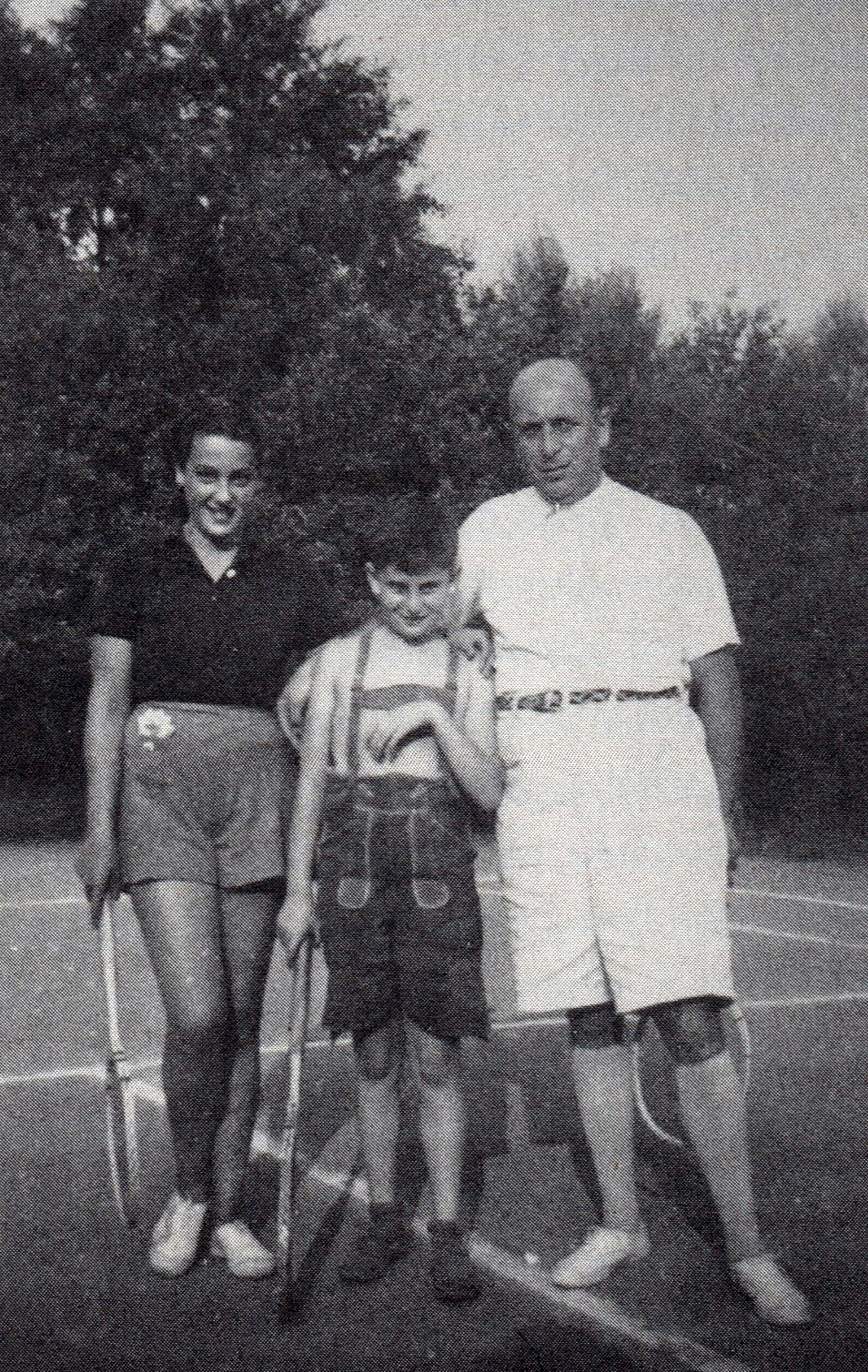 otec, chlapec a žena na tenisovém kurtu