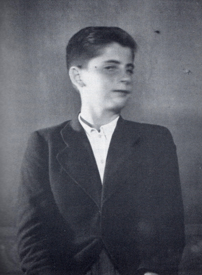 černobílý snímek chlapce v obleku