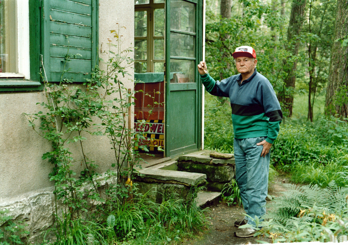 Bohumil Hrabal u své chaty v Kersku