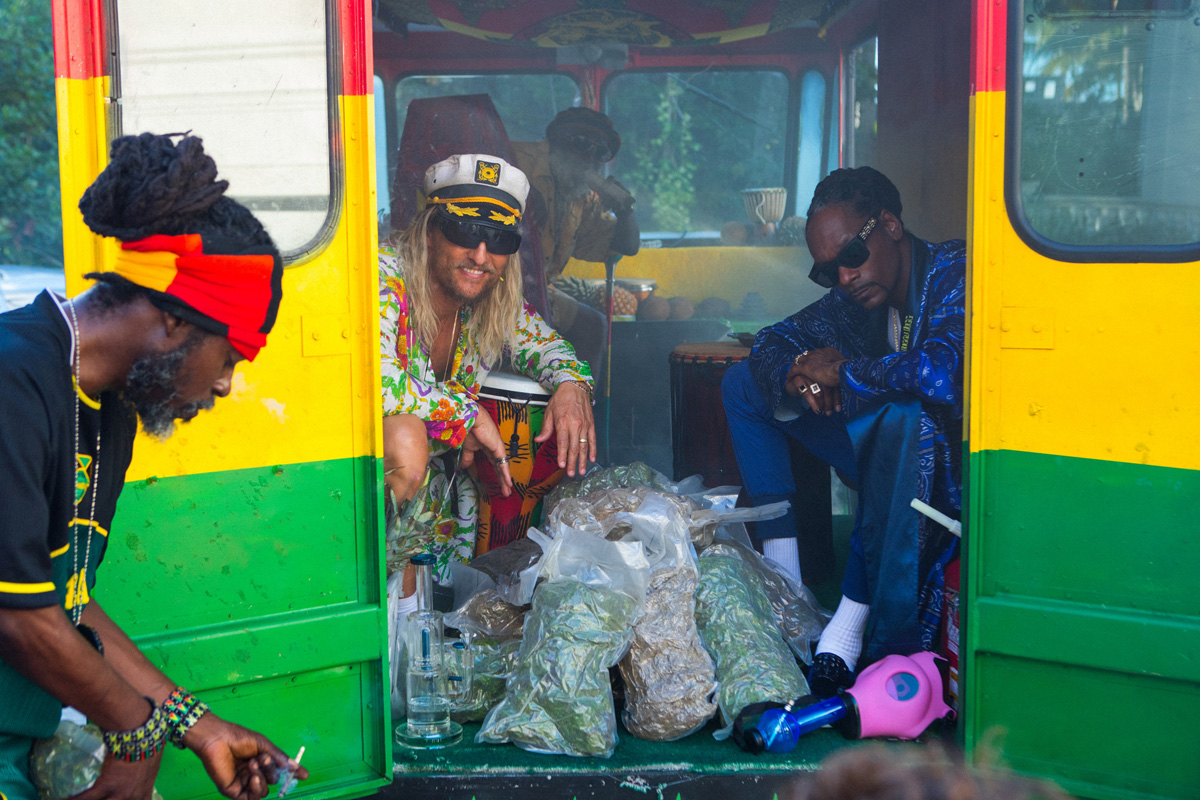 dva muži a&nbsp;pytle s&nbsp;marihuanou v&nbsp;reggae dodávce