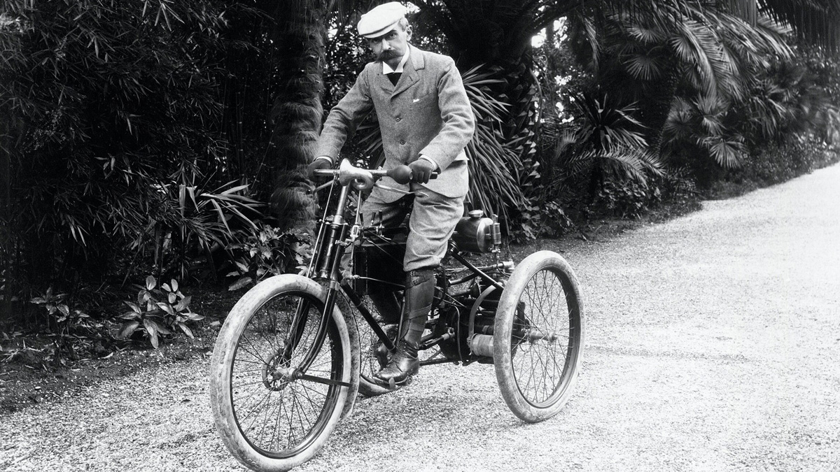 historický snímek muže na motorové tříkolce