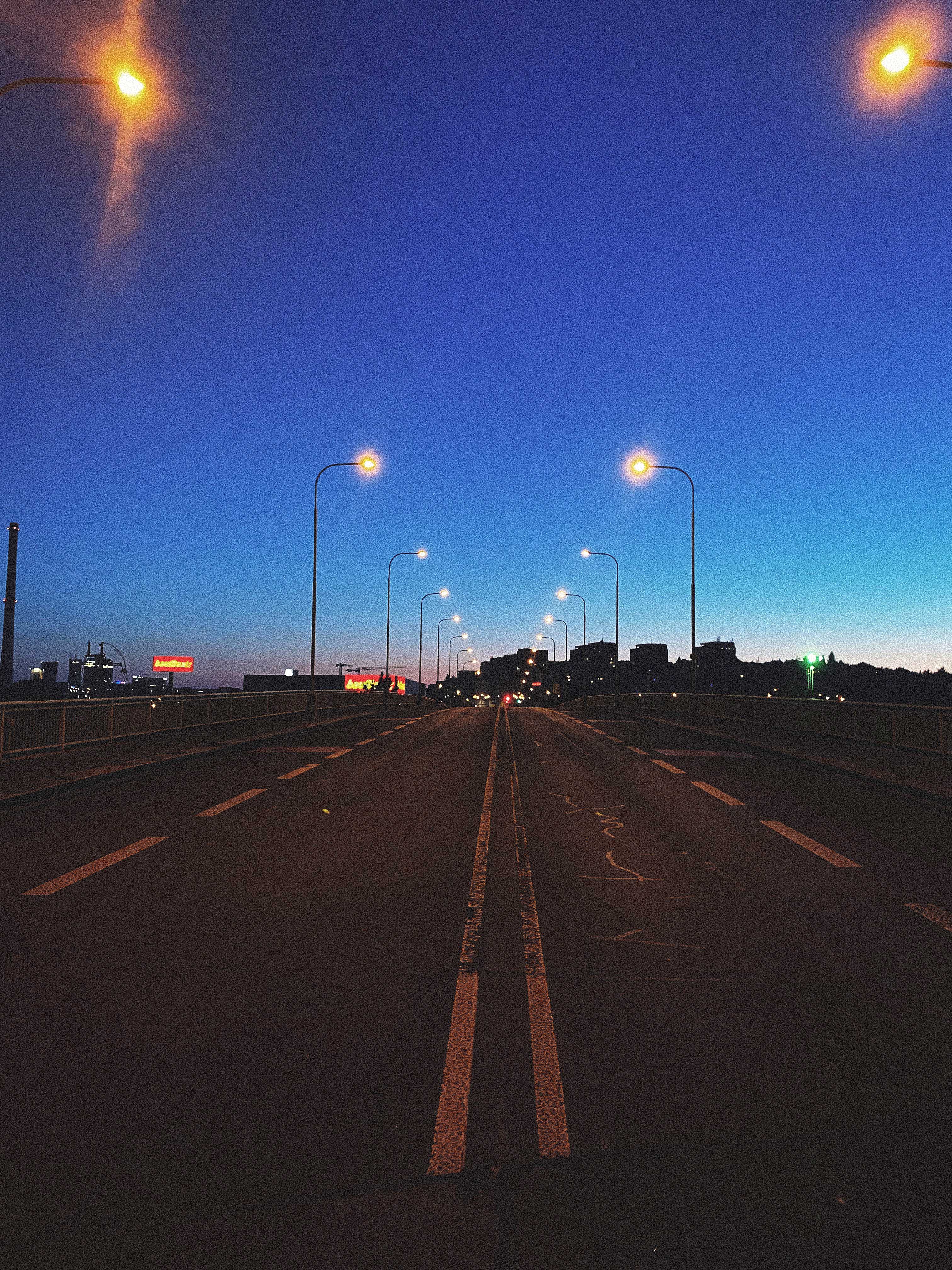 večerní prázdná silnice