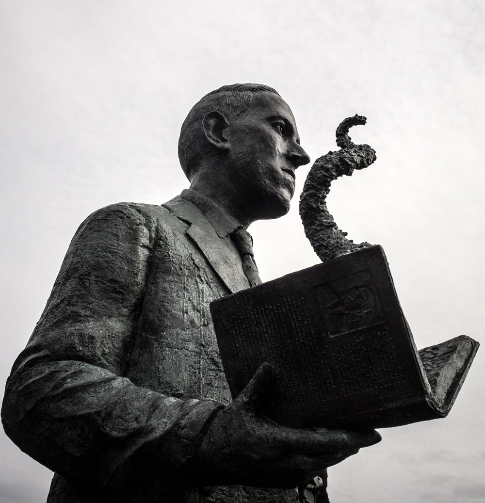 socha H. P. Lovecrafta držícího knihu