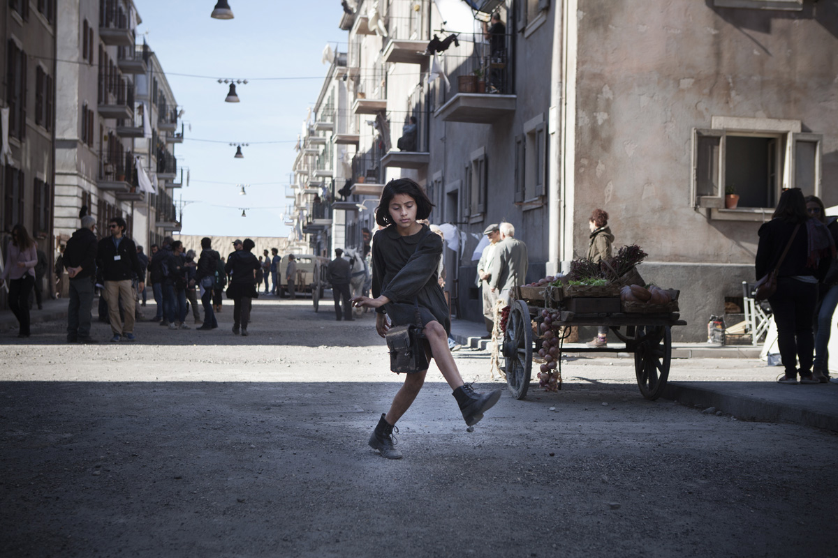 malá dívka uprostřed italské ulice