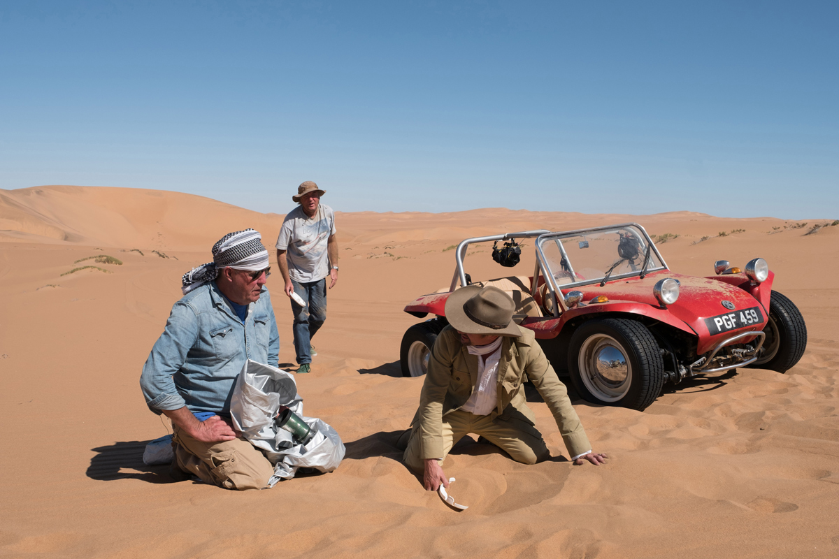 tři muži, poušť a&nbsp;pouštní vozidlo