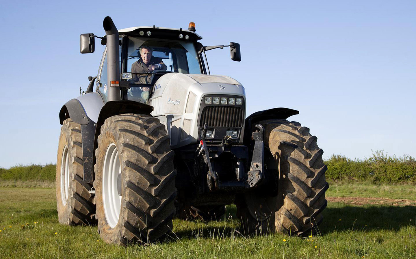 farmář řídí traktor