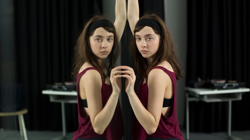 tanečnice u zrcadla v baletním sále
